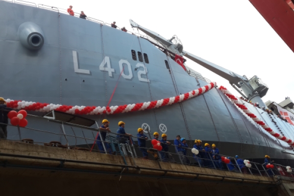 Yerli amfibi tank çıkarma gemisi (LST) SUPERLOK hidrolik ürünlerimizle denize açılıyor.