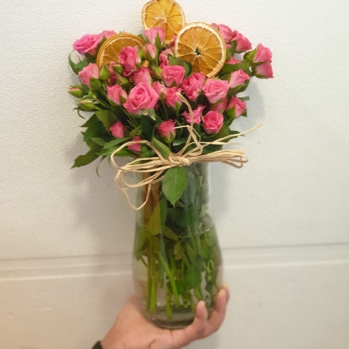 Silindir Cam Vazoda Pembe Çardak Güller Silindir Cam Vazoda Pembe Çardak Güller