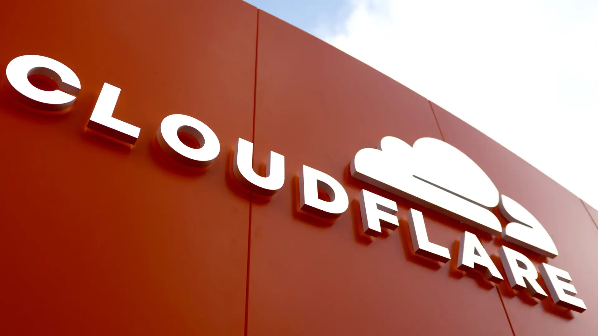 Cloudflare’ın 18 Kasım 2025 Küresel Kesintisi: İnterneti Nasıl Etkiledi, Nedenleri ve Çıkarımlar