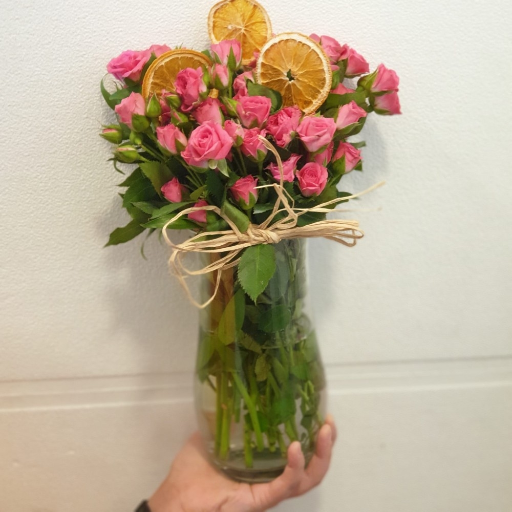 Silindir Cam Vazoda Pembe Çardak Güller 